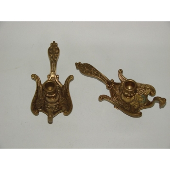 Dekoracyjny kaganek z mosiądzu – zbliżenie